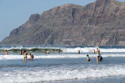 Bañistas en la playa de Famara, en Lanzarote.