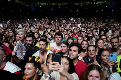    Visitors to the concert of the singer Rosalía.