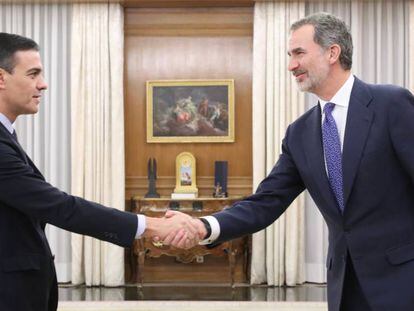 Pedro Sánchez saluda al Rey a su llegada al Palacio de la Zarzuela, este miércoles.