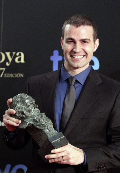 El director Jaime Maestro, tras recibir el Goya al mejor cortometraje de animación español por 'El vendedor de humo'.