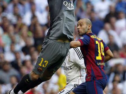 Bravo ataja el balón en un clásico del año pasado.