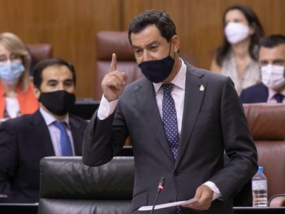 El presidente de la Junta de Andalucía, Juan Manuel Moreno, durante una intervención en un pleno del Parlamento de la comunidad.