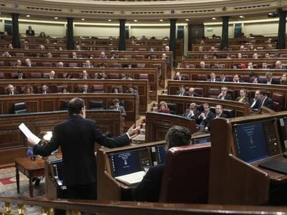 El presidente Mariano Rajoy, de espaldas, en una sesión de control al Gobierno.