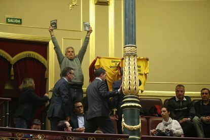 Familiares de víctimas del accidente de Angrois protestan desde la tribuna de invitados del Congreso, en abril de 2016.