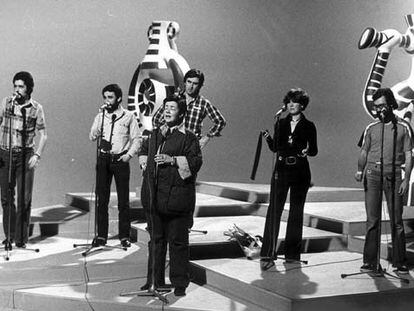 El grupo Mocedades, con la vocalista Amaya Uranga en primer plano, durante una actuación.