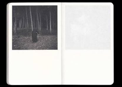 Una de las páginas del libro con una fotografía en la que un monje se adentra en el bosque.