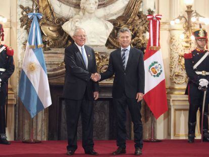 Pedro Pablo Kuczynski (izq.) y Mauricio Macri en la sede del Gobierno argentino.