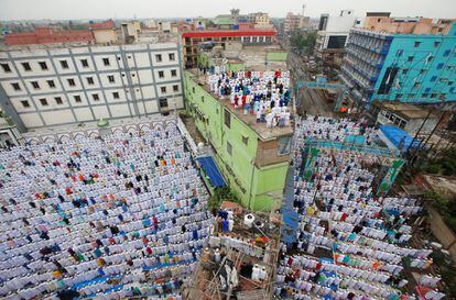 Una multitud de musulmanes ofrecen sus oraciones durante el Eid al-Fitr, que marcan el final del Ramadán, en Howrah, en las afueras de Calcuta (India).