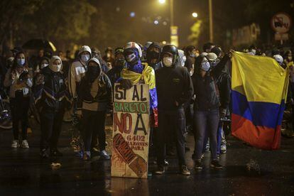 Manifestantes protestan frente a la residencia del presidente de Colombia, Iván Duque, durante el paro nacional contra la reforma tributaria, el pasado 3 de mayo, en Bogotá, Colombia.