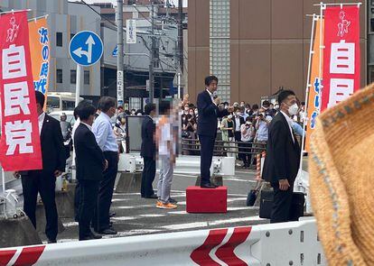 El ex primer ministro Shinzo Abe (centro) momentos antes de ser disparado, durante un mitin en la ciudad de Nara (Japón). Abe, de 67 años, fue víctima de varios disparos mientras ofrecía un discurso hoy en la calle antes de los comicios parlamentarios que se celebran este domingo en Japón, y su partido informó de su fallecimiento, tras anunciar previamente los servicios sanitarios que se encontraba en parada cardiorrespiratoria.