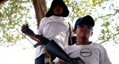 Dos adolescentes de un grupo de autodefensa michoacano.