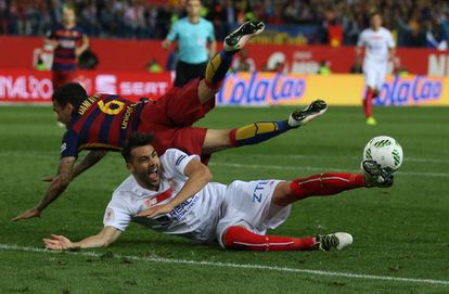 Dani Alves tras una caída ante el jugador del Sevilla, Iborra.