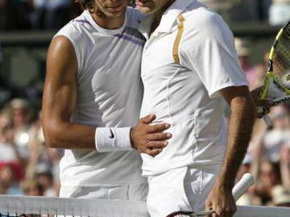 Nadal felicita a Federer, tras ganar Wimbledon 2007.