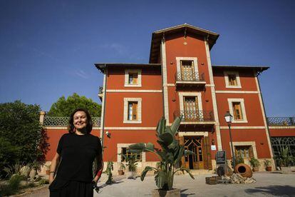 Clara Sánchez, ante el hotel Buenavista, que aparece en su novela.