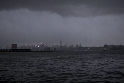 Vista de la isla de Manhattan con Sandy cubriéndola.