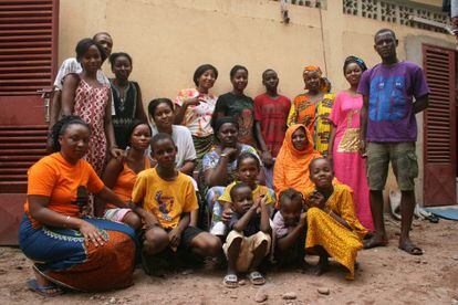 Alí Almourabek (derecha) y su familia, refugiados de Kidal.