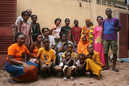 Al&iacute; Almourabek (derecha) y su familia, refugiados de Kidal.