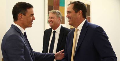 El presidente de Gobierno, Pedro Sánchez, junto al presidente de Cisco, Chuck Robbins, este jueves en La Moncloa.