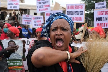 Una mujer pide la dimisión del presidente Ibrahim Boubacar Keita durante la manifestación de la oposición y colectivos de la sociedad civil celebrada el pasado día 11 en Bamako.