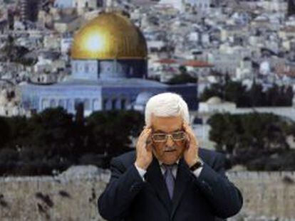 El presidente palesitno, Mahmud Abbas, reza por los muertos en Gaza, el pasado lunes, en una rueda de prensa en Ramala.