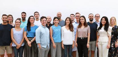 Equipo de Tapp Water, con Alexander Schwarz, (en la segunda fila, el quinto desde la izquierda) y Rocío Alcocer (delante de él, con camiseta blanca).