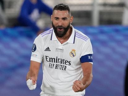 Karim Benzema, del Real Madrid, celebra su segundo gol en la Supercopa de Europa, el  miércoles.