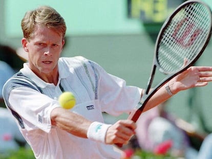 Edberg golpea de revés durante el partido contra Moyà en 1996, en la Philippe Chatrier de París.