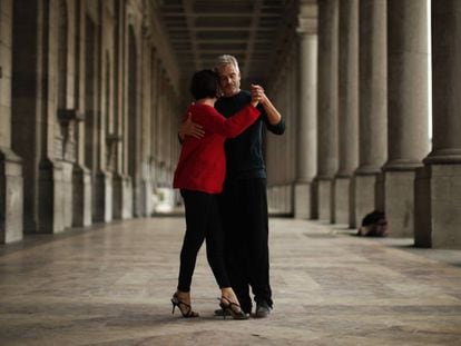 Una pareja baila un tango en un parque de Bruselas (Bélgica).