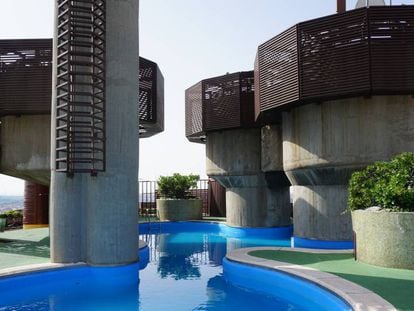 Piscina del edificio de Torres Blancas, obra de Sáenz de Oíza en la entrada de Madrid por la A-2.