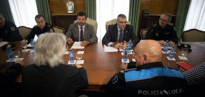 Reunión del delegado del Gobierno en Galicia, Santiago Villanueva (segundo por la derecha), con responsables policiales y de Protección Civil, este viernes.