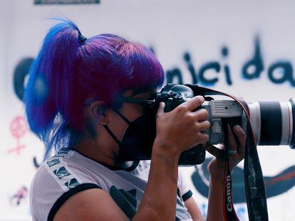 Sashenka Gutiérrez, fotoperiodista nacida en la Ciudad de México, en un fotograma del documental Endangered (2022).