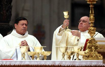 El papa Francisco (d) junto al ex arzobispo de México (i), Norberto Rivera, en 2014.
