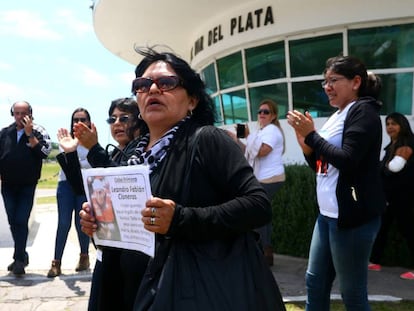 Familiares de los tripulantes del submarino San Juan protestan tras su reuni&oacute;n con el ministro Aguad, en la base naval de Mar del Plata.