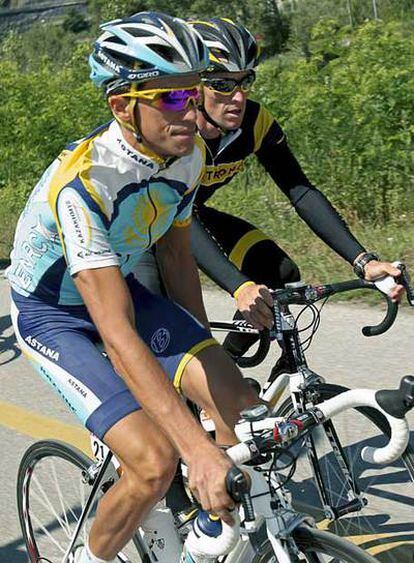 Contador, por delante de Armstrong, durante la jornada de descanso.