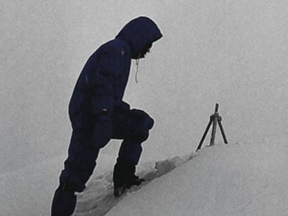 Messner, en 1980, junto al tr&iacute;pode abandonado en la cumbre del Everest.