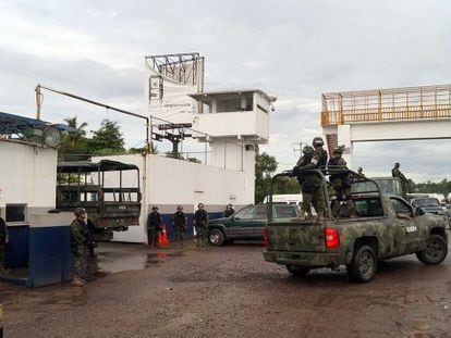 Militares vigilan este lunes el puerto de Lázaro Cárdenas.
