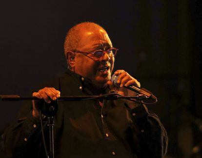 El cantautor Pablo Milan&eacute;s durante el concierto ofrecido el lunes  en el teatro Nuevo Apolo de Madrid.