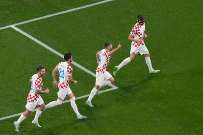 Gvardiol (primero por la derecha), de Croacia, celebra el primer gol.