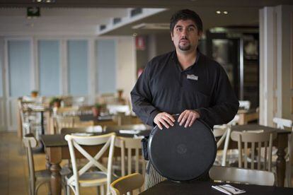 Rafael González, en el restaurante en que trabaja.