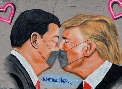 Grafiti del Parque del Muro, en Berlín, donde se ve a los presidentes de China y EE UU, Xi Jinping y Donald Trump, con una máscara sanitaria.