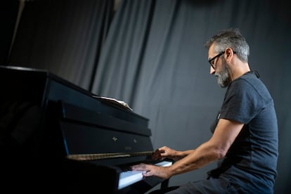 El pianista Alejandro Pelayo durante el ensayo de la banda de música Marlango en Lavapiés.