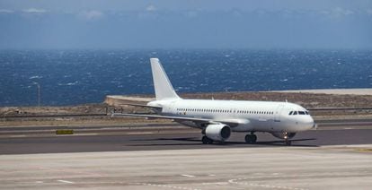 Pista de aterrizaje en el Aeropuerto de Tenerife del Sur. 