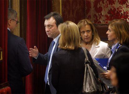 Manuel Cobo charla con el alcalde, Alberto Ruiz-Gallardón, junto a la concejal Pilar Martínez, de frente, y la edil Ana Botella.