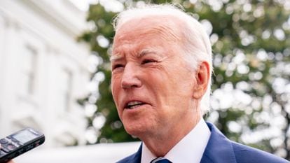 Joe Biden, este miércoles al salir de la Casa Blanca, con las marcas visibles en la cara de las cintas de la máquina para respirar.