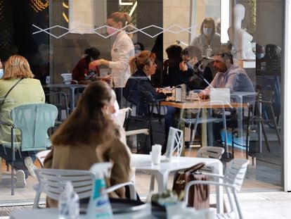 Los bares y restaurantes de la región de Murcia vuelven a abrir su interior desde el pasado miércoles.