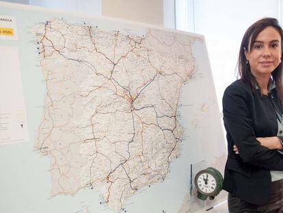 La presidenta de Adif, Isabel Pardo de Vera, ante un mapa de la red ferroviaria española. 