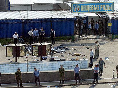 Policías inspeccionan el lugar donde una suicida hizo, ayer, estallar su carga explosiva a la entrada del aeródromo de Túshino, cercano a Moscú.