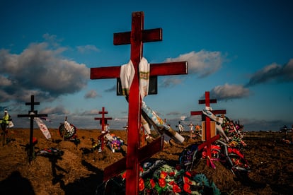 Tumbas nuevas en el cementerio de Jersón, Ucrania, el miércoles.