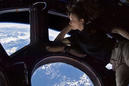 Tracy Caldwell Dyson (NASA), mira la Tierra a través de la cúpula de la Estación Espacial Internacional (ISS), en septiembre de 2010.