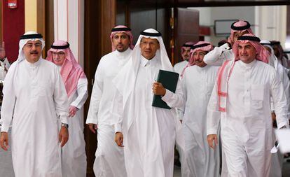 El ministro de Energía saudí, el príncipe Abdulaziz Bin Salmán (centro), acude este martes a una rueda de prensa en Jeddah, Arabia Saudí.